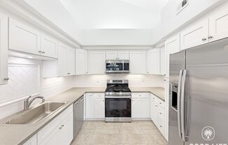 Comfortable 2BD/2BA Condo in La Jolla with Dual Garages, In-Unit Laundry & Pool Access