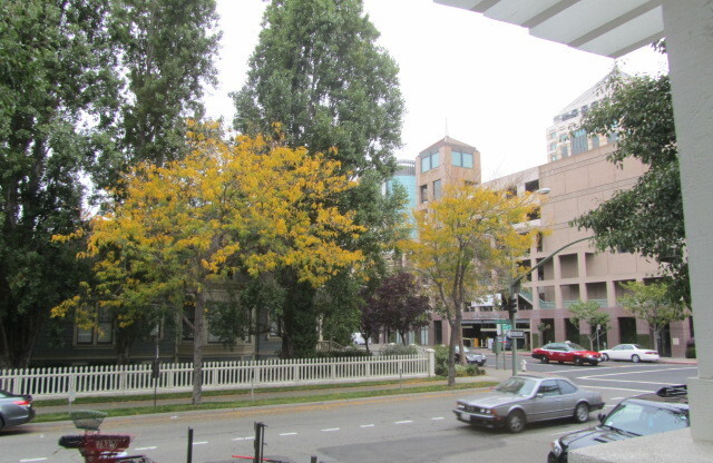 Downtown Oakland Secured access Condo with 2 Bth, Close to Bart.