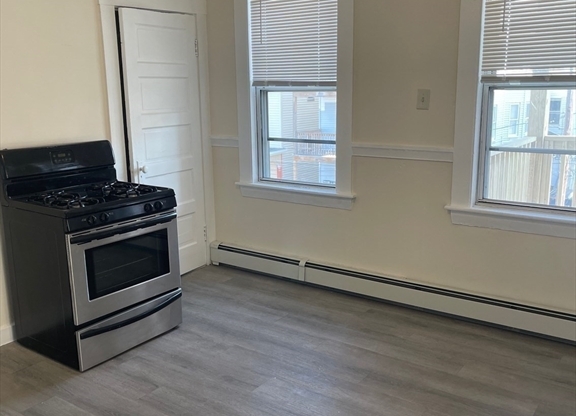 3 beds, 1 bath, 1,410 sqft, $2,400, Unit 3