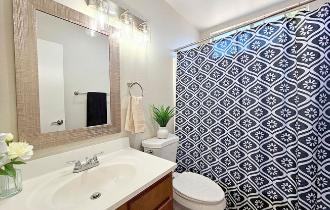 2 beds, 1 bath, 800 sqft, $1,995, Unit 33-13