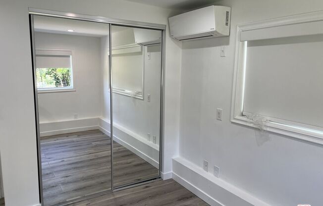 5901 1/2 ENCINO AVE