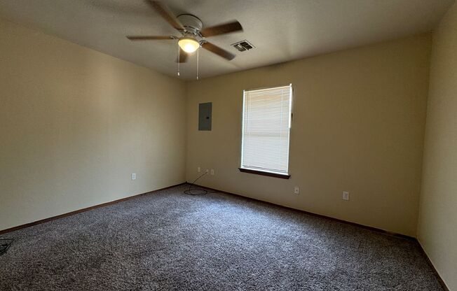 2 beds, 1 bath, $800, Unit 212 NW 14th B