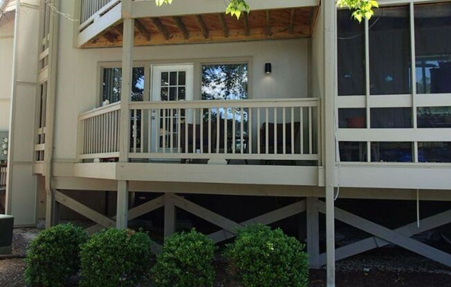 1BD/1BA Dream Condo Screened In Porch Overlooking Tennis Courts Marina Nearby