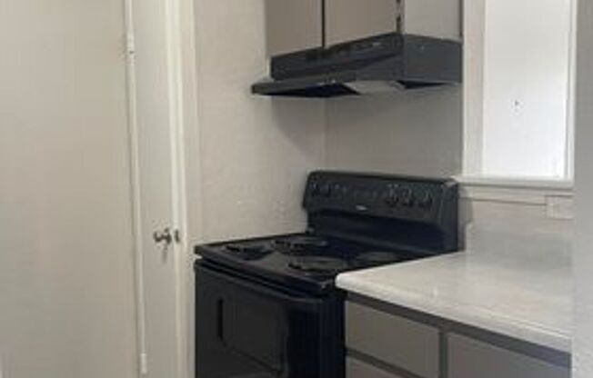 2 beds, 1 bath, 900 sqft, $1,051, Unit 16D