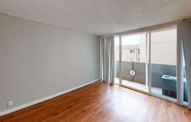 Studio, 1 bath, 304 sqft, $795, Unit 1945 Peoria St #308