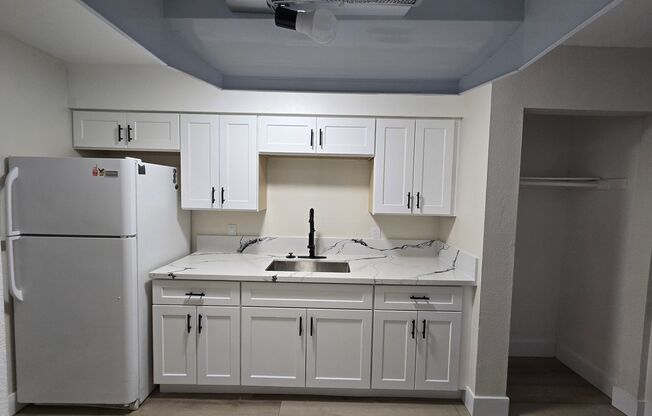 Studio, 1 bath, 400 sqft, $995, Unit 19