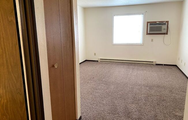3 beds, 2 baths, 1,035 sqft, $945, Unit 1929-26