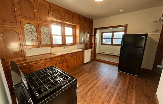 1106 E PRYOR AVE