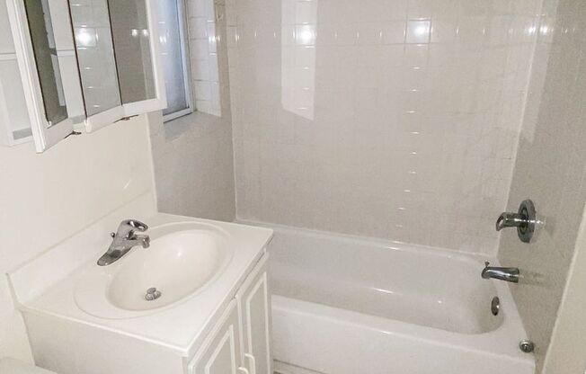 2 beds, 1 bath, 725 sqft, $2,750, Unit 851-1N