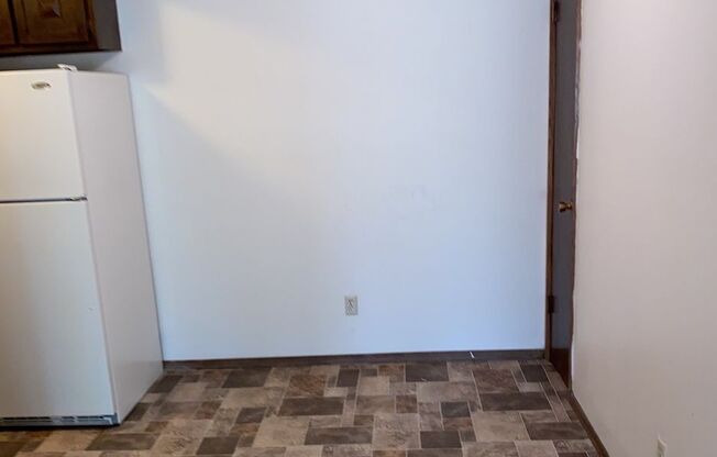 1 bed, 1 bath, 700 sqft, $899, Unit Custer-103
