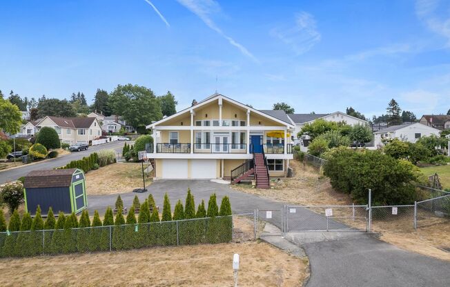 Luxurious Steilacoom Waterfront Rental – 4 Bed, 3.5 Bath Dream Home!