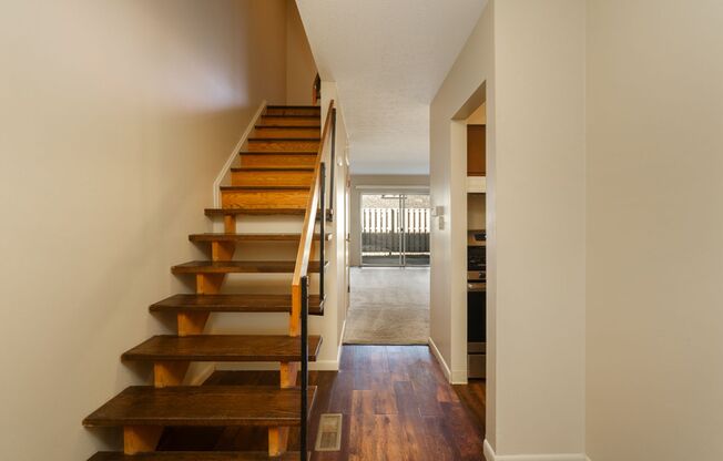 2 beds, 1.5 baths, $1,400, Unit 411 E Buttles Ave Apt. J