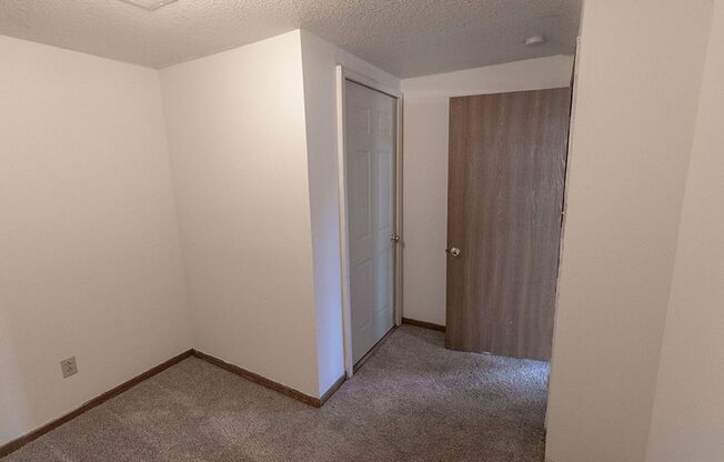 3 beds, 1 bath, $1,295, Unit B