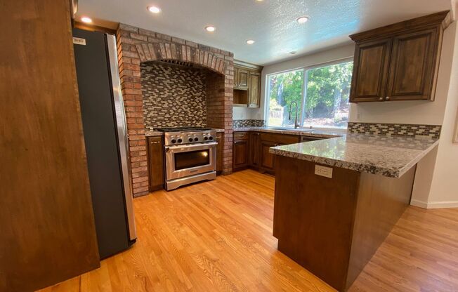 ALMADEN VALLEY - Sharp home with 4 large bedrooms (plus bonus room) and 3 full bathrooms, pool.