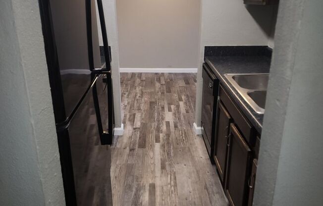 2 beds, 1 bath, 885 sqft, $750, Unit 103
