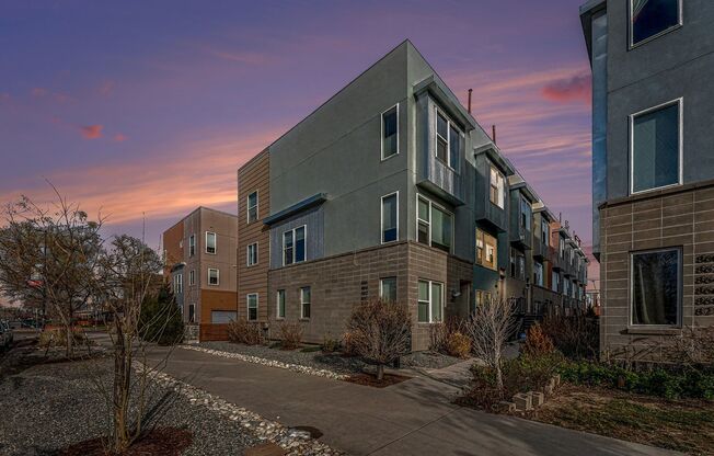 Modern-3 bedroom -3.5 bathroom Townhome in Santa Fe Art District
