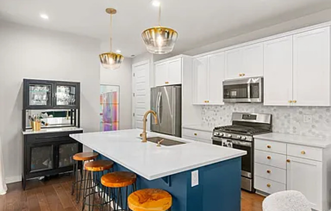 Luxury Living in Reed’s Crossing – Designer Townhome for Rent