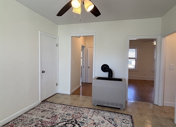 2 beds, 1 bath, 828 sqft, $1,700, Unit A