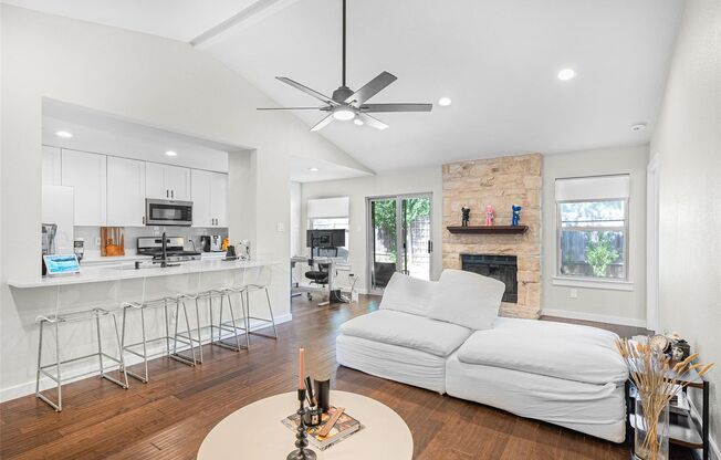 Fully Furnished! Gorgeous Corner Lot 3/2 Home in Milwood