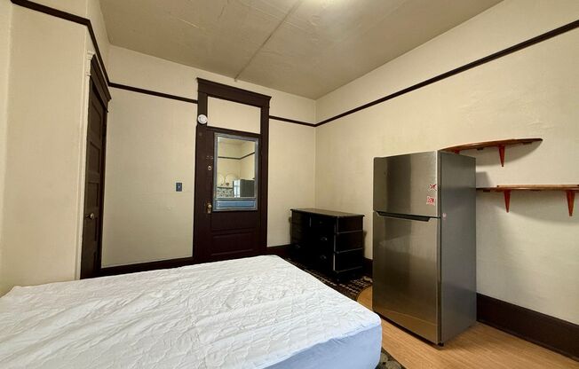 Studio, 1 bath, $595, Unit 31