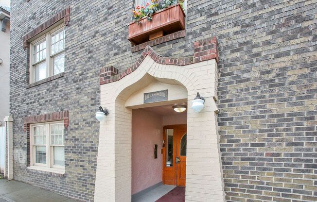 Studio, 1 bath, 235 sqft, $1,095, Unit 203