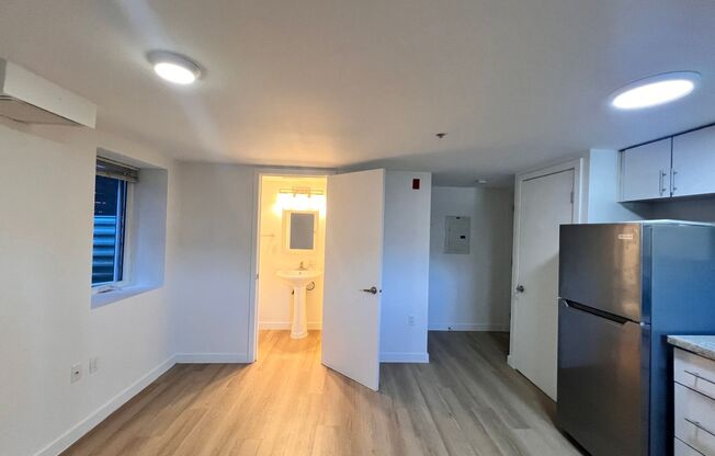 Studio, 1 bath, 280 sqft, $995, Unit 004