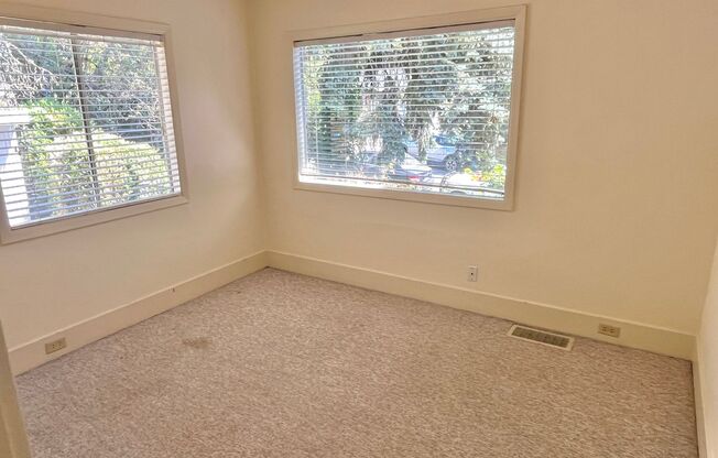 Mt. Tabor/WPU 3-level Home with Gas Heat/Range, On-Site Laundry, Off-street Parking