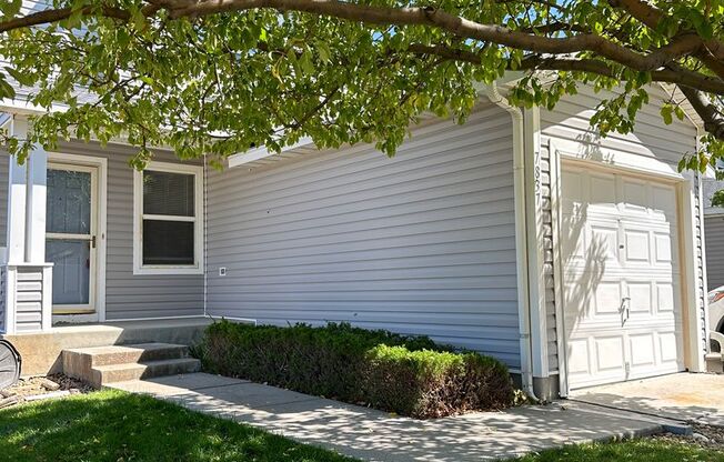 ---REMODEL---3 bedroom 2 bathroom Townhome in Englewood