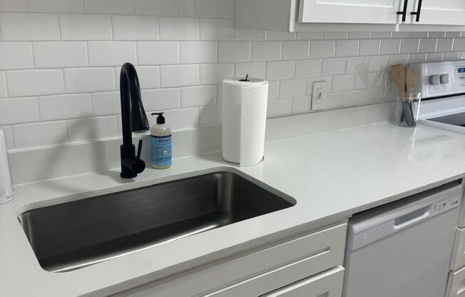 2 beds, 1 bath, 950 sqft, $1,295, Unit B5