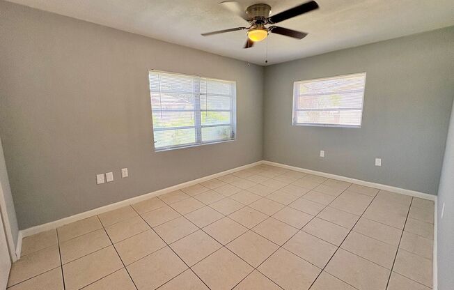 Charming 2 Bedroom Home with Fenced Yard & Screened Patio – Prime Location!