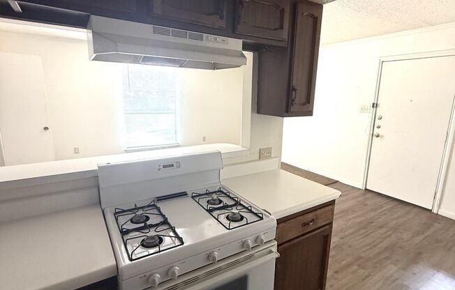 2 beds, 1 bath, 750 sqft, $999, Unit D