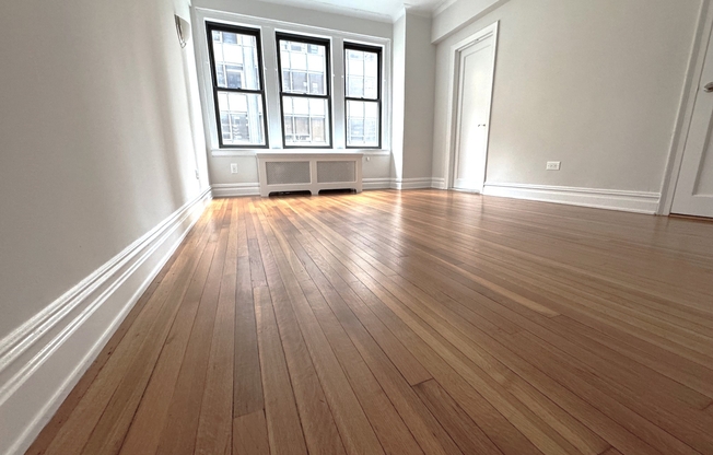 405 E 54 ST