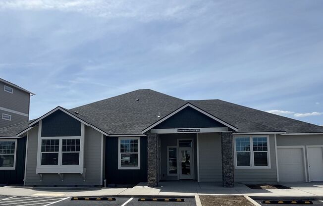 2 beds, 2 baths, 963 sqft, $1,995, Unit 204