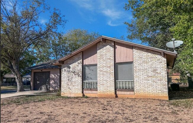 Corner-lot Home / 1.5 Bathroom Home