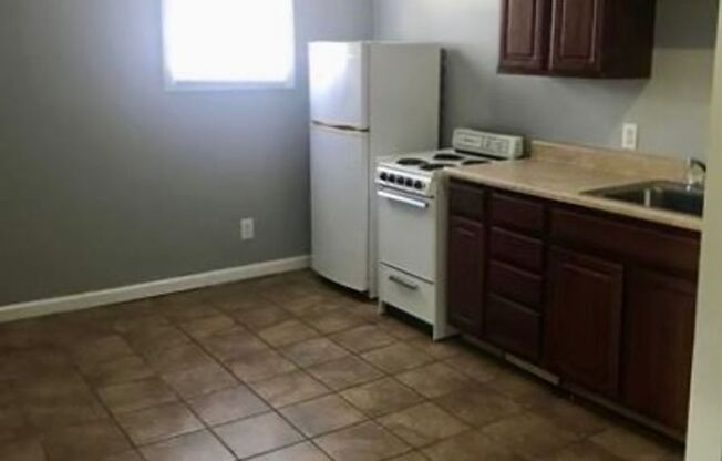 1 bed, 1 bath, $575, Unit E