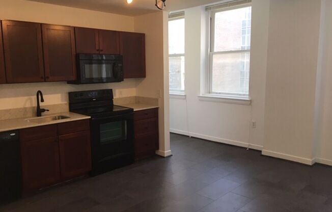2 beds, 1 bath, $1,899, Unit 521
