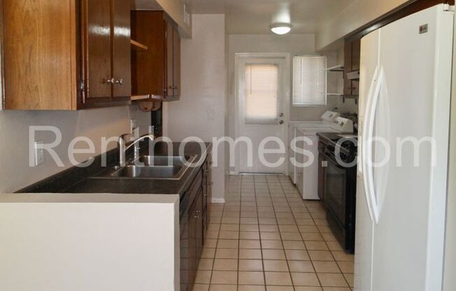Poway, 12235 Wilsey Wy, AC, Full Size W/D, Lg Fenced Patio, 2 Community Pools.