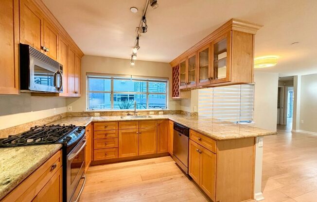 Beautiful 2BR/1BA with Large Private Patio, Parking & Shared Rooftop Deck in Marina
