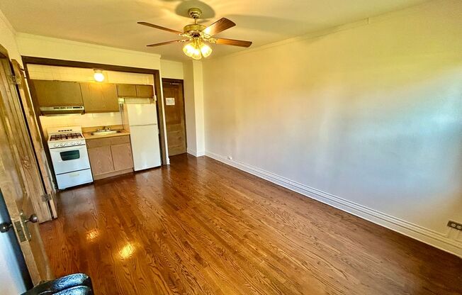 Studio, 1 bath, 320 sqft, $1,395, Unit 225-403