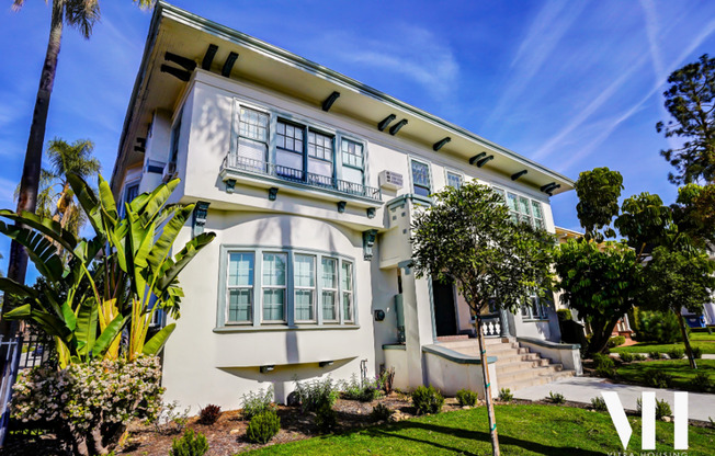 27 West Apartment Homes Near USC Campus!