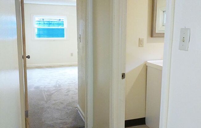 2 beds, 1 bath, $1,000, Unit Beech 715.1