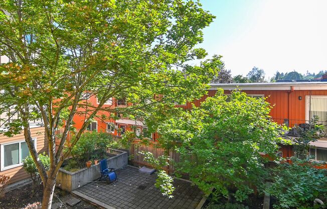 3 beds, 2 baths, $2,400, Unit 208