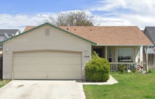 Take a look at this charming, freshly updated home in a peaceful Kuna neighborhood! Featuring new paint, beautiful vinyl plank flooring, and plush carpet, this well-maintained home offers a welcoming layout that’s sure to impress. Don’t miss out—includes