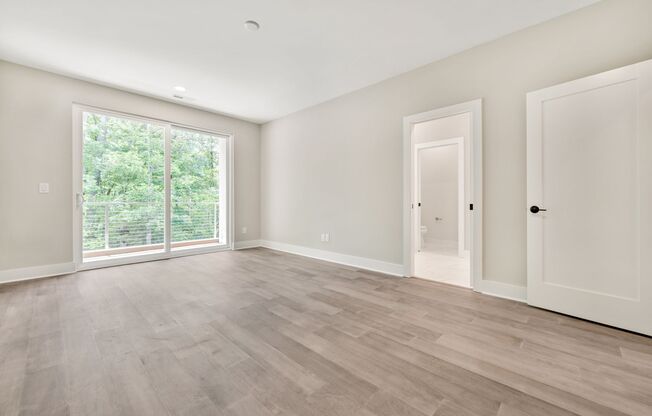 Absolutely STUNNING 3 Bed/ 4 Bath Townhouse By Southpoint! 6 month lease available