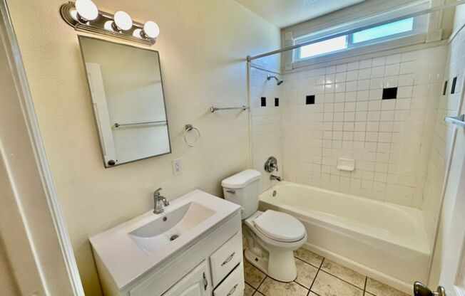 2 beds, 1 bath, $1,650, Unit 445 N. Hamilton Avenue #C