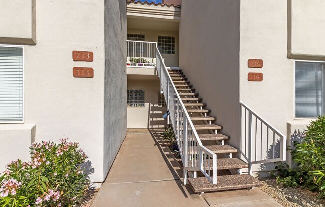 Adorable 2 bedroom unit in Paradise Valley!!