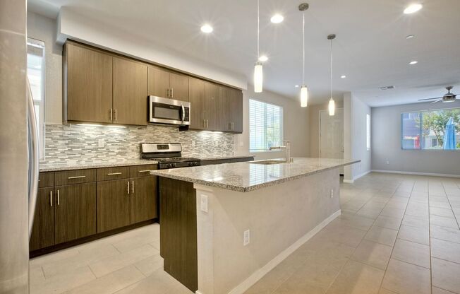 3 Br/2.5 Ba w Loft and 2 car attached garage - Trunorth