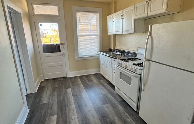 3 beds, 1 bath, $1,400, Unit 2