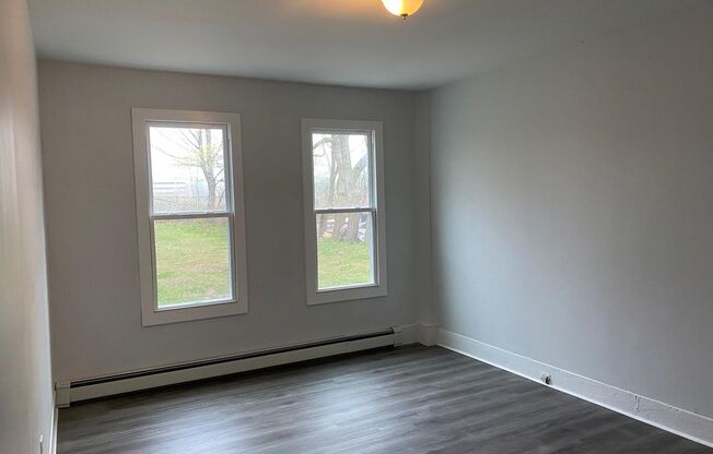 3 beds, 1 bath, $2,000, Unit 51-1