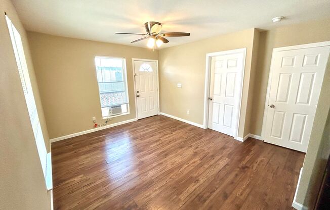 2 Bedroom / 1 Bath Duplex Near Lackland AFB!